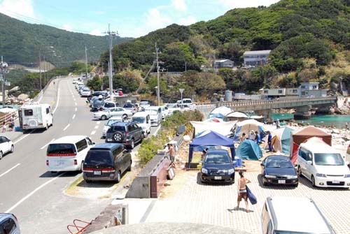 お盆のころの柏島キャンプ場付近。道路上も違法駐車だらけ