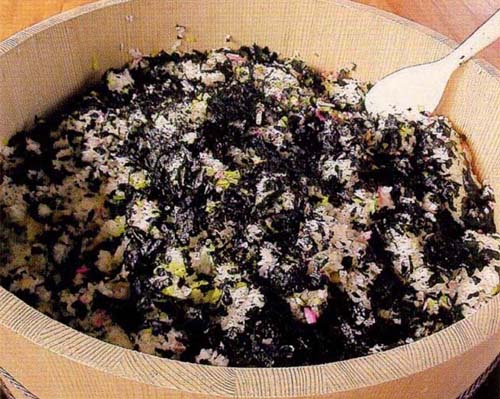 こうし飯。年越し飯から来ているようで新年を迎える時やお祝い時につくる。めのり(岩のり)とたくあんが入っている少し甘いご飯