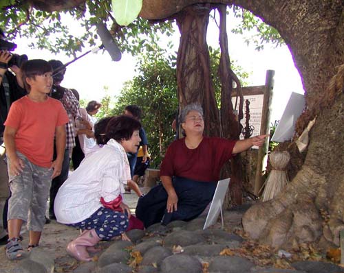 島の人も子どもたちの作品を鑑賞