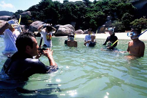 少人数対象に基礎から練習(坂橋雄二氏撮影)