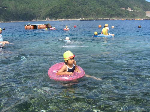 海のプールで泳ぐ子どもたち(いずれも柏島小学校提供)
