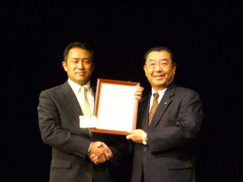 トヨタ自動車CSR・環境部長 田島様から決定証を授与される