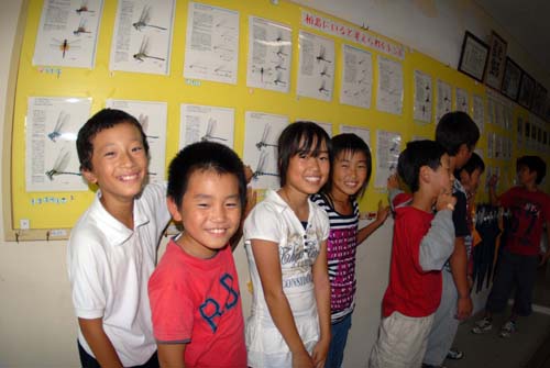 トンボとカエルのパネルと柏島小学校の児童たち