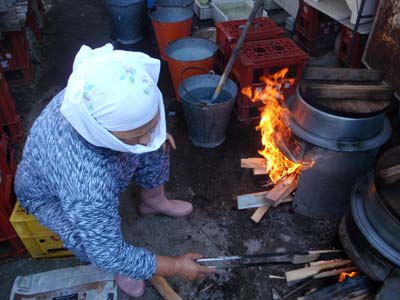羽釜にまきをくべ、昔ながらの製法でところてんを炊く