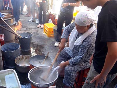 テングサを煮溶かした汁をさらしで受けて絞り出す