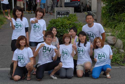 84Tシャツを着た学生たち