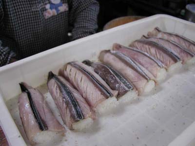 ブリの身と酢飯をなじませるためにしばらく置く