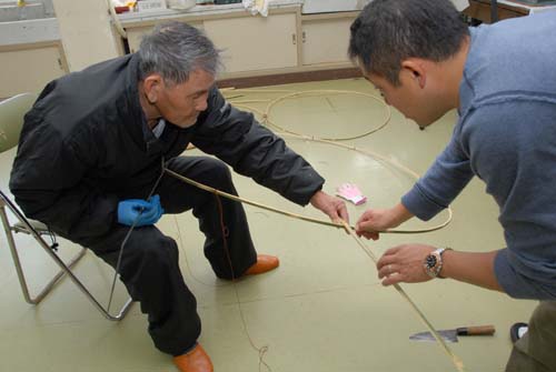 垣内のおんちゃんの指示で凧の骨組みを作る。