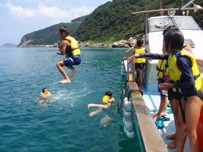 船から飛び込み!ナンマイダ飛び?