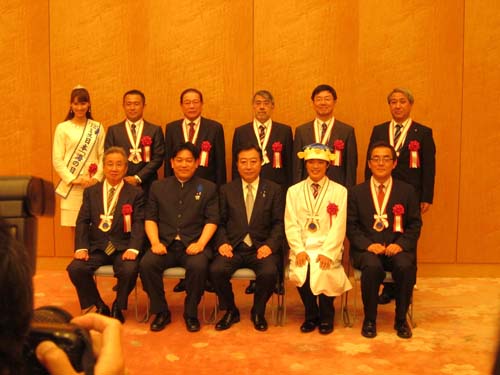 首相官邸にて授与式・受賞者8名と野田総理、羽田海洋政策担当大臣、ミス日本「海の日」