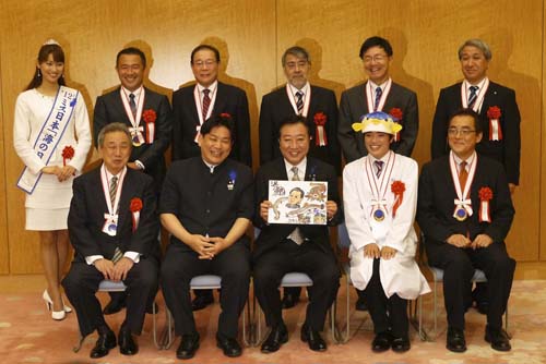 さかなクン自作の色紙を手する野田総理、羽田海洋政策担当大臣、ミス日本「海の日」、受賞者たち（写真はいずれも首相官邸大ホールにて）