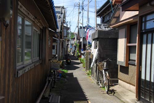 ブロック塀が並ぶ狭い路地
