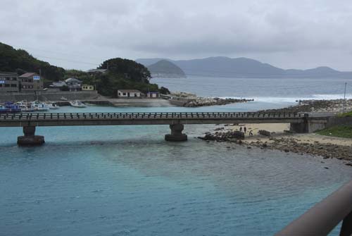 柏島橋(旧橋)を通る水道管(海面高5〜6m)
