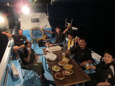 ボランティアスタッフと一緒に　船上イカ釣り慰労会