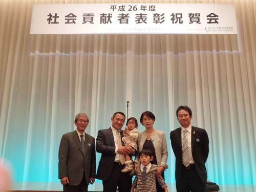祝賀会場にて諸岡副理事長、福田さん（RKC)と家族