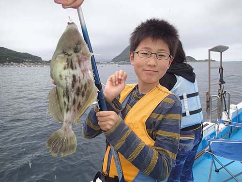 船釣り体験　大判カワハギ釣ったどー